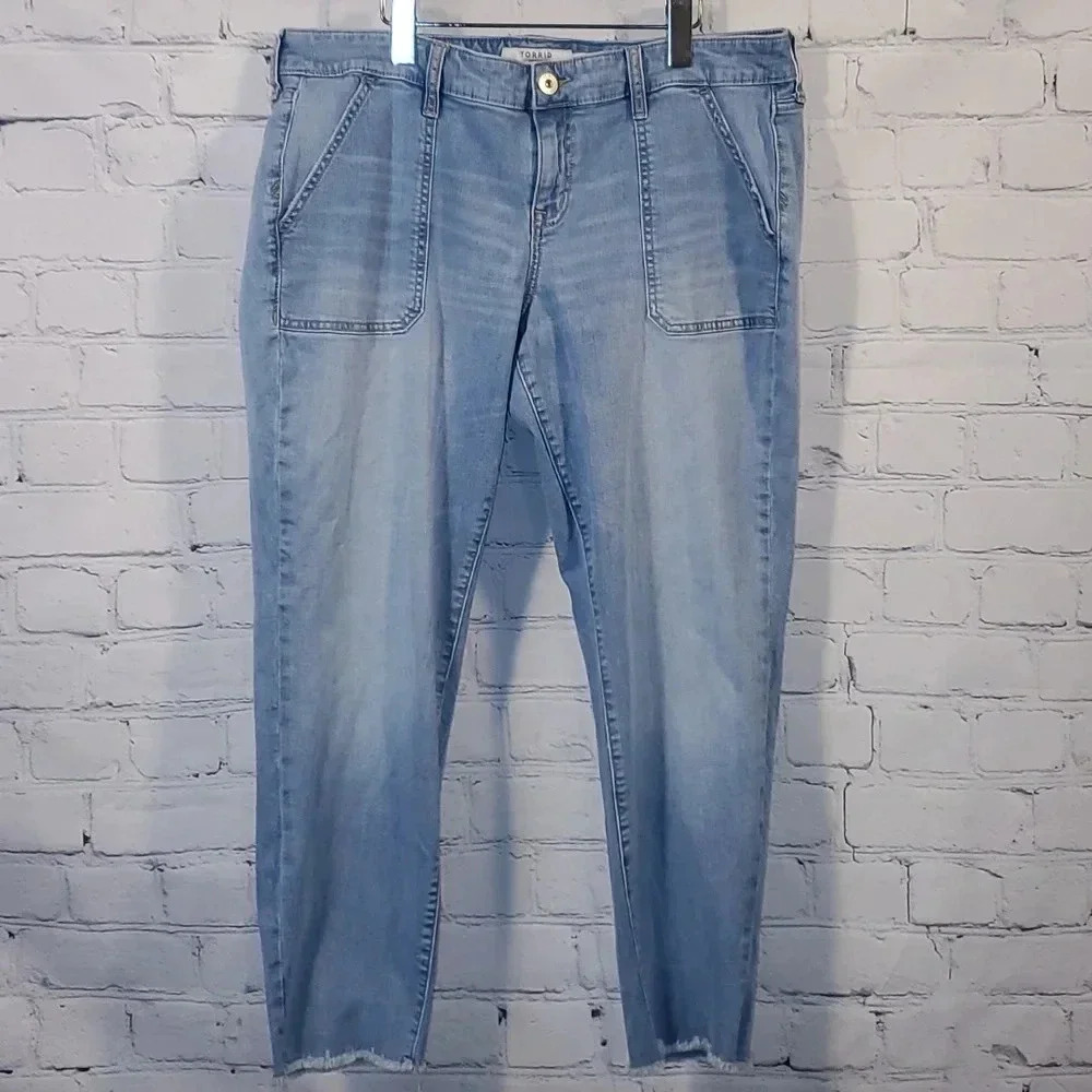 Torrid First at Fit Raw Hem Ankle Crop Boyfriend Crop Light Wash Denim‎ Jeans 14